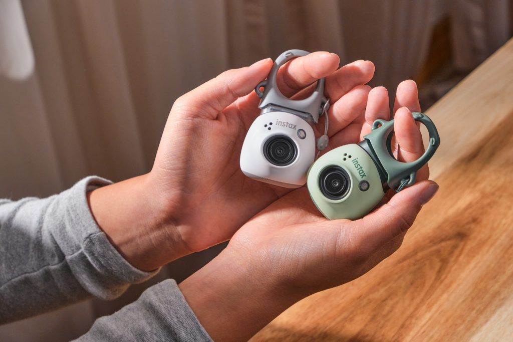 ▲最新推出的型格迷你相機INSTAX Pal，只有乒乓球大小，方便攜帶。