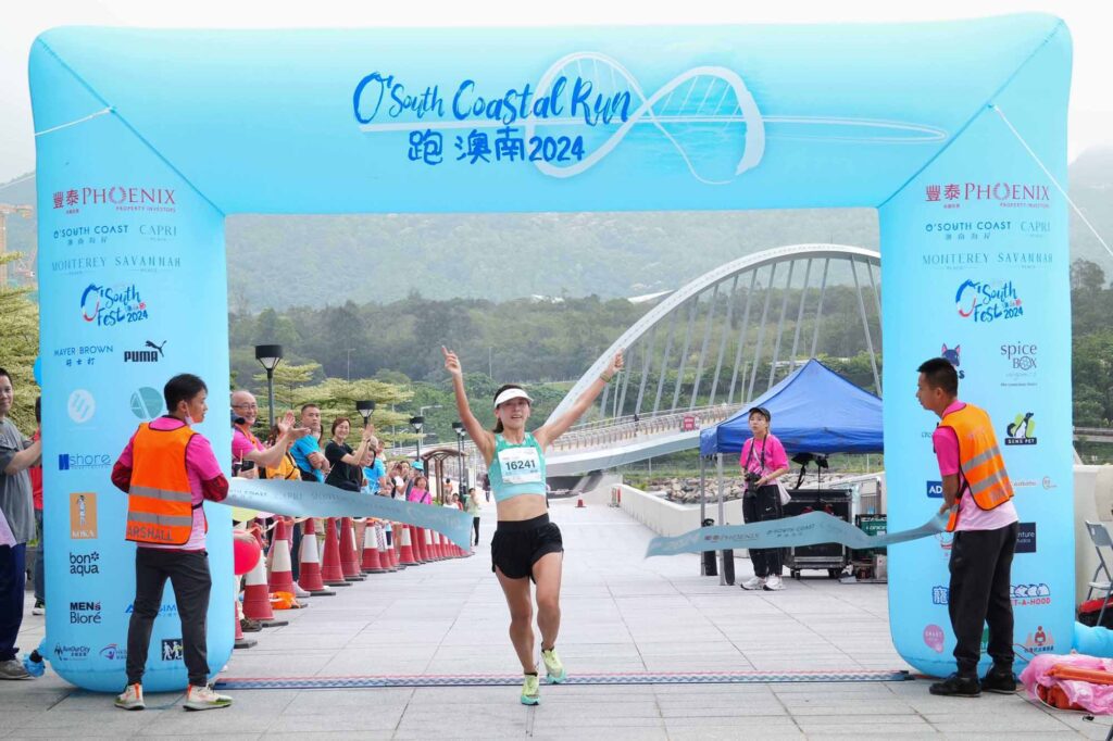 跑澳南2024 10 公里女子組總冠軍譚嘉敏