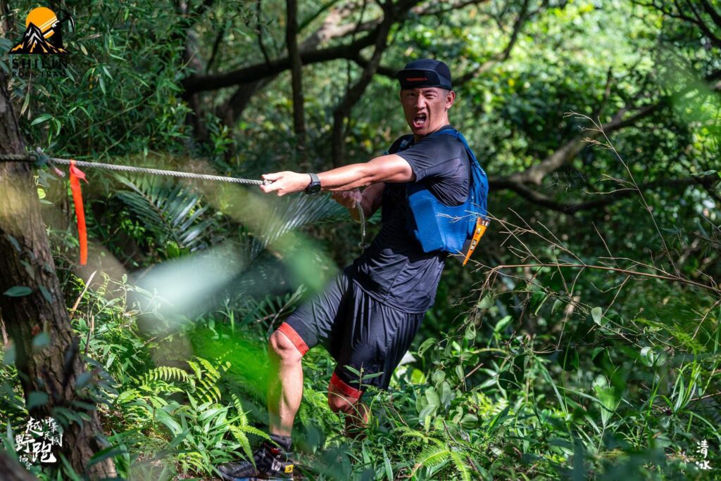 台灣大部分越野賽都需要背水帶背心，因為原始山林會使得補給不易。（中華民國越野跑協會）